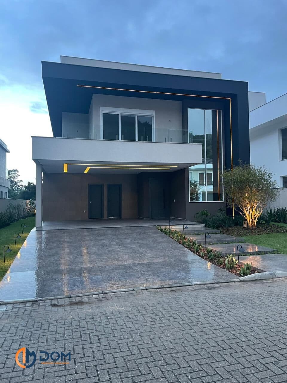 Casa Alto Padrão - aproximadamente 1,7 km da Praia dos Ingleses