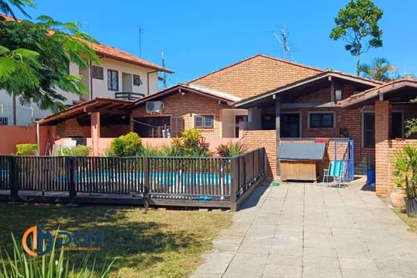 Casa Padrão - aproximadamente 950 metros da Praia da Barra da Lagoa