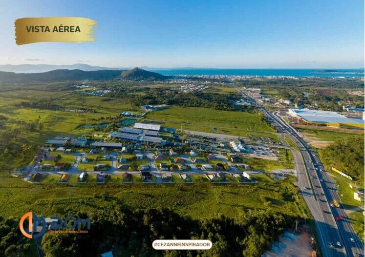 Terreno em Condomínio com 360m² á aproximadamente 3,3 km da Praia de Canasvieiras.