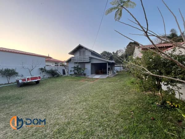 Sobrado com amplo jardim de 03 dormitórios na Praia dos Ingleses