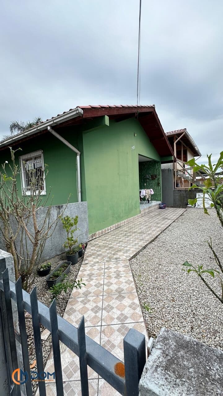 Casa com 80m² mais 2 apartamentos á aproximadamente 3km da Praia dos Ingleses.