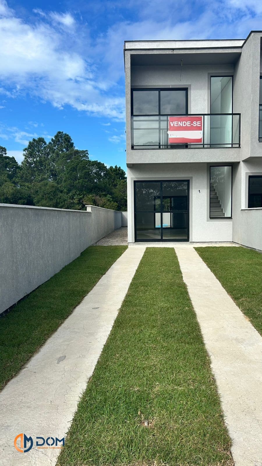 Casa Duplex de 03 Dormitórios em Loteamento no Rio Vermelho