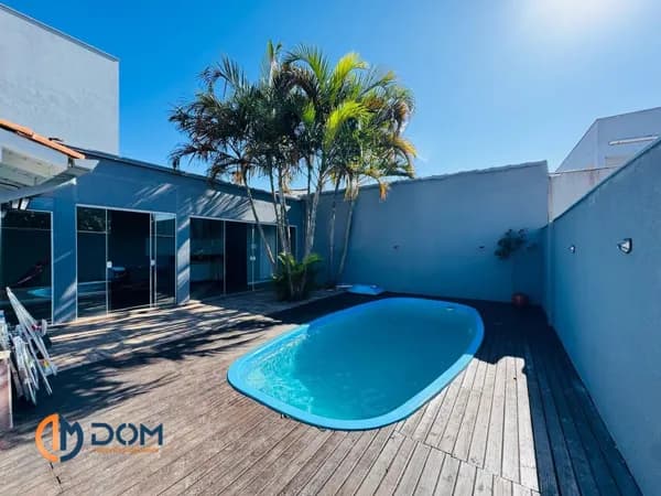 Casa com piscina, 280m2 de área construída, localizada aproximadamente 3,5km Praia dos Ingleses, Florianópolis/SC.