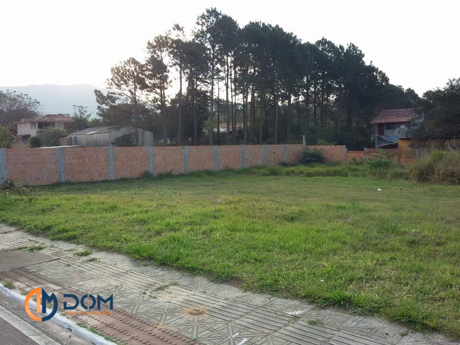 Terreno com 450m² e escritura pública á aproximadamente 5,7 km da Praia dos Ingleses.