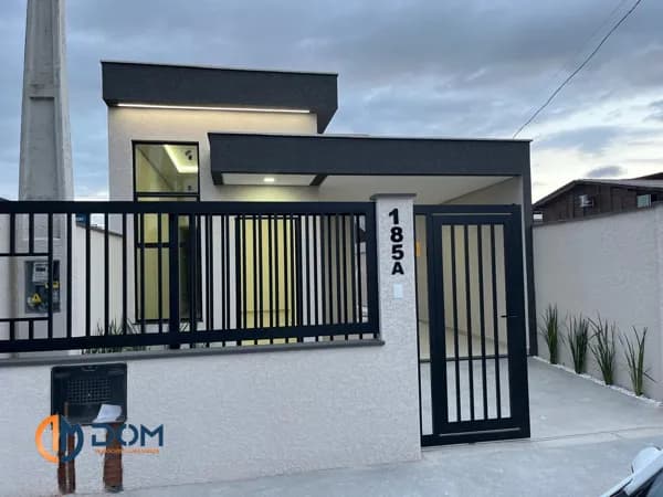Casa térrea com 87m2 de área construída, localizada aproximadamente 6km da praia dos Ingleses, Florianópolis/SC.