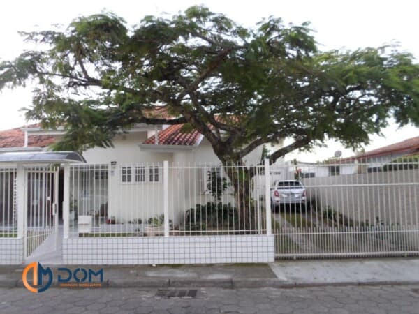 Casa Padrão - aproximadamente 2km da praia dos Ingleses