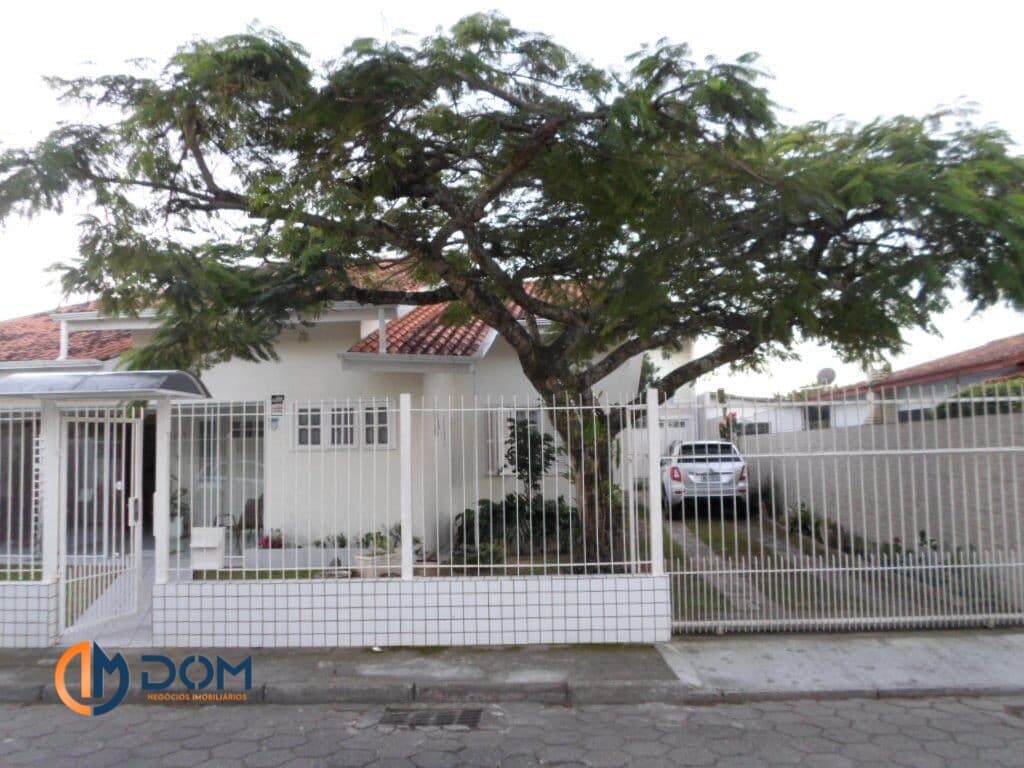 Casa Padrão - aproximadamente 2km da praia dos Ingleses