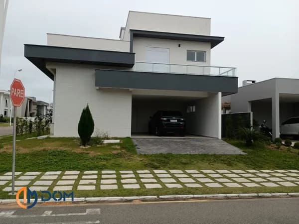Casa de Alto Padrão, com 204,94m² de área construída em condomínio fechado, a 6 Km da Praia dos Ingleses - Florianópolis/SC. Terreno de Esquina no condomínio - excelente posição solar (face norte).