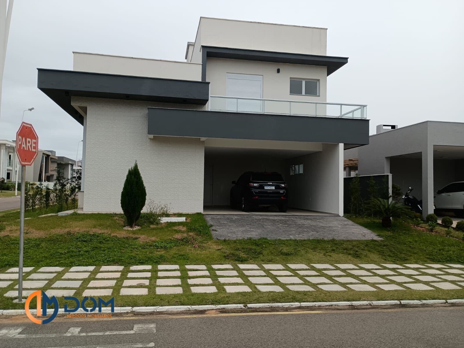Casa de Alto Padrão, com 204,94m² de área construída em condomínio fechado, a 6 Km da Praia dos Ingleses - Florianópolis/SC. Terreno de Esquina no condomínio - excelente posição solar (face norte).