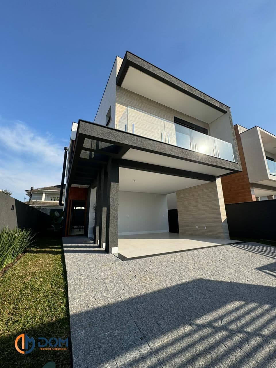 Casa Alto Padrão com 209m² á aproximadamente 800 metros da Praia dos Ingleses