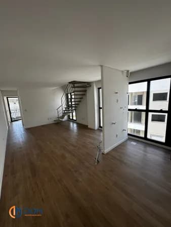 Apartamento Duplex de 102m² à aproximadamente 900 metros da praia dos Ingleses.