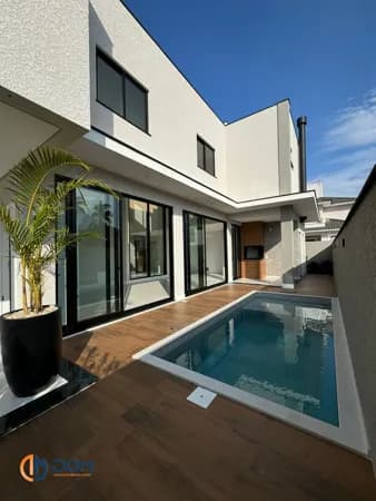 Casa Alto Padrão com 209m² á aproximadamente 800 metros da Praia dos Ingleses.