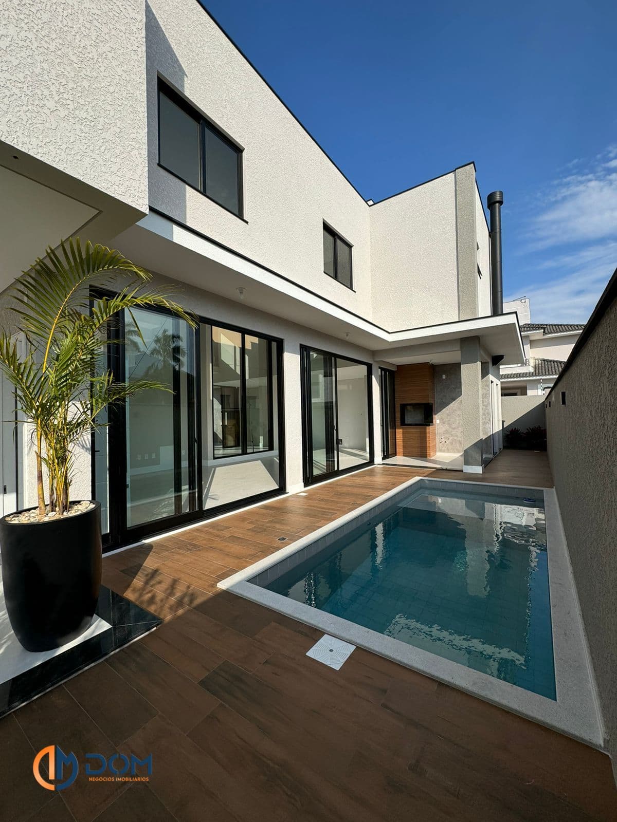 Casa Alto Padrão com 209m² á aproximadamente 800 metros da Praia dos Ingleses.