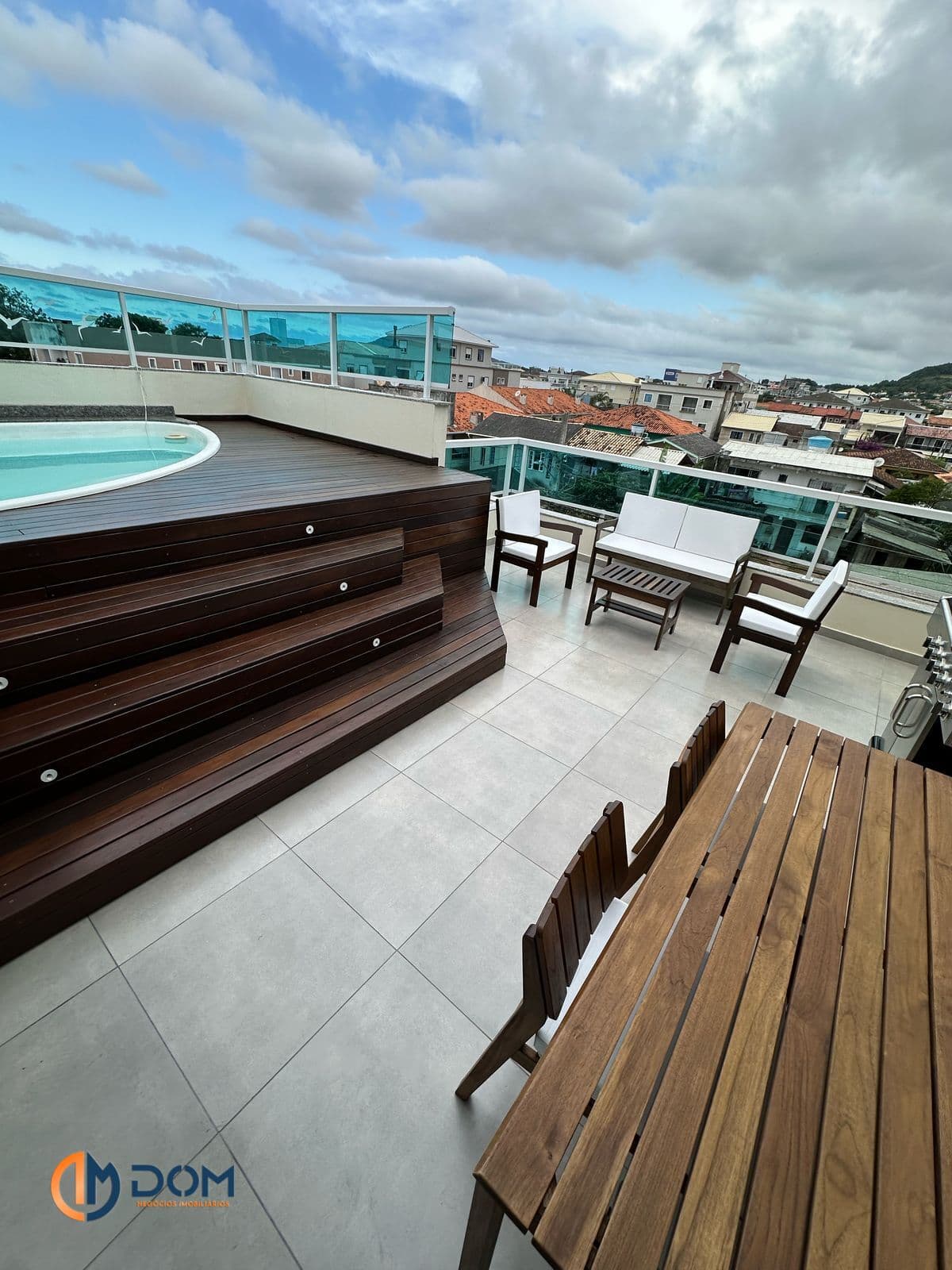 Cobertura Mobiliada com 172m² e terraço com piscina á 2 km da Praia dos Ingleses.