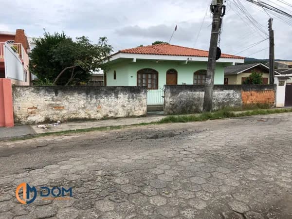 Casa de Alvenaria - Residencial ou Comercial - aproximadamente 1,5 Km da Praia dos Ingleses