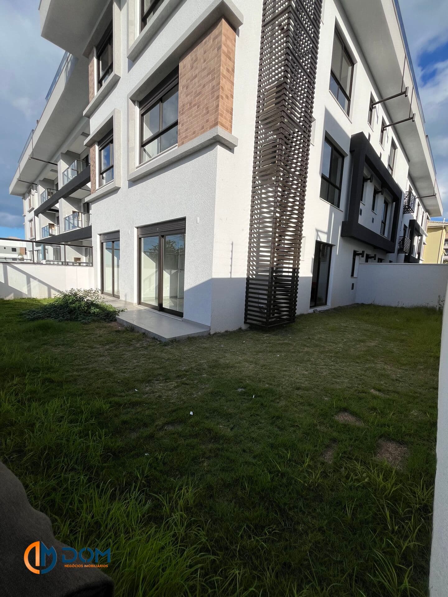 Apartamento Garden com escritura pública e vista mar, localizado na praia do santinho, Florianópolis/SC.