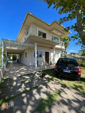 Casa Padrão - aproximadamente 200mts da Praia de Ponta das Canas.