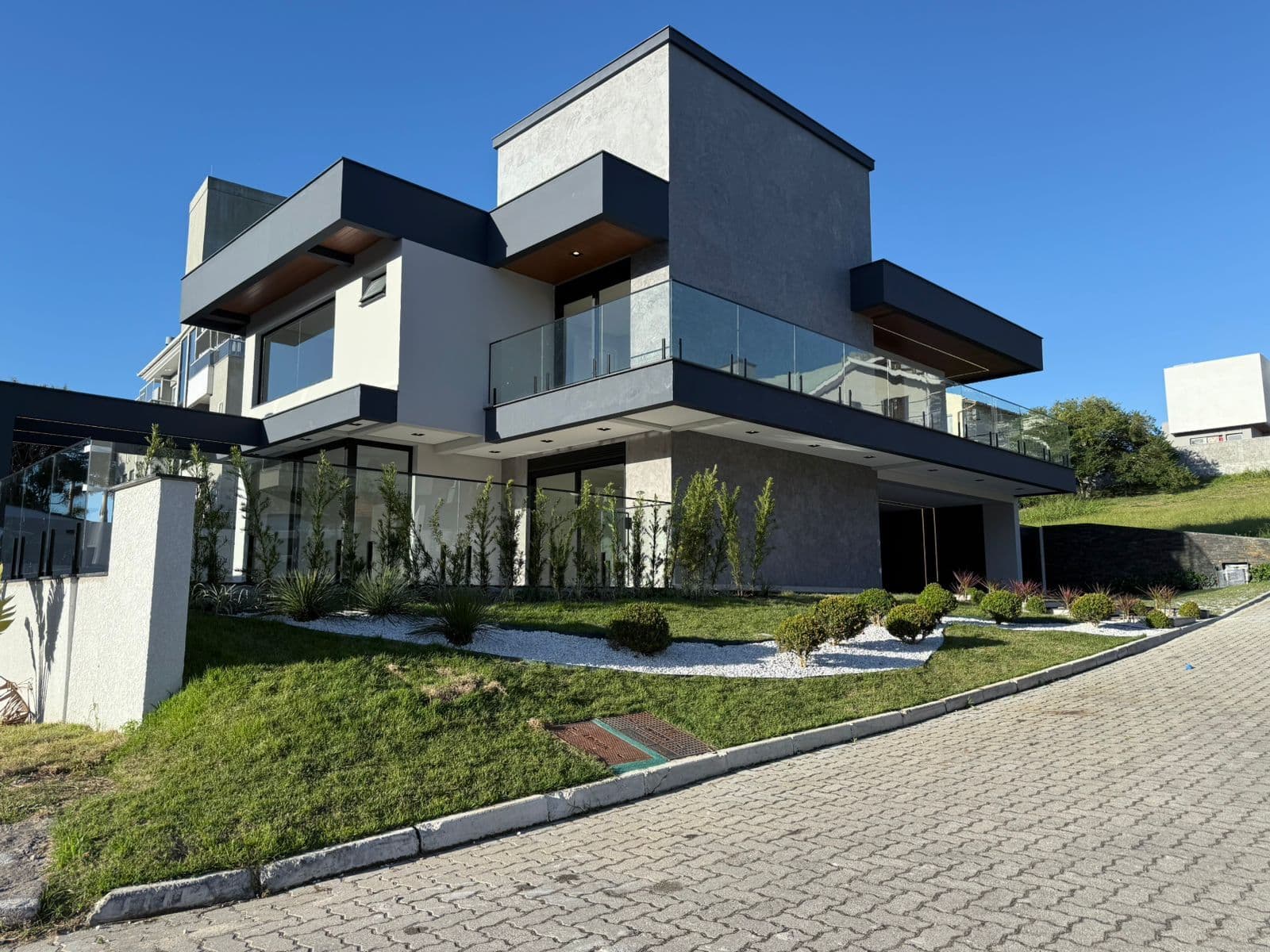 Casa Alto Padrão em condomínio fechado, localizada a 100 metros da praia dos Ingleses, Florianópolis/SC.
