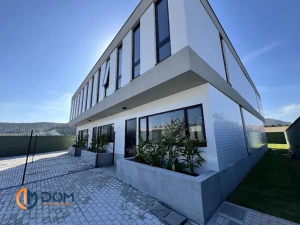 Sobrado Alto Padrão localizado aproximadamente a 1000 metros da praia dos Ingleses, Florianópolis/SC