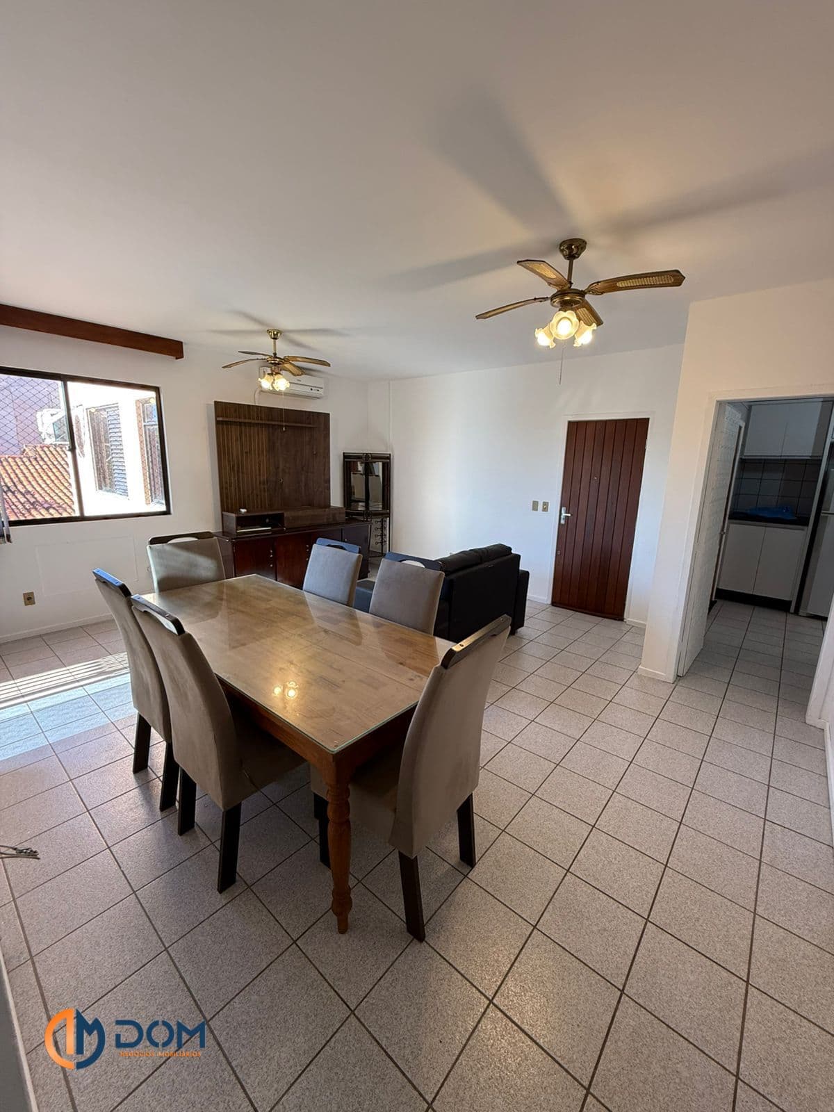 Apartamento mobiliado com 125m² á aproximadamente 30 metros da Praia dos Ingleses.
