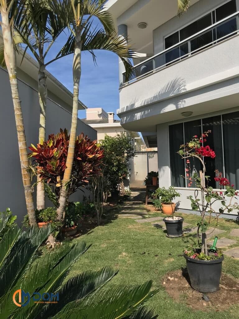 Casa Alto Padrão - aproximadamente 1,3 km da Praia dos Ingleses