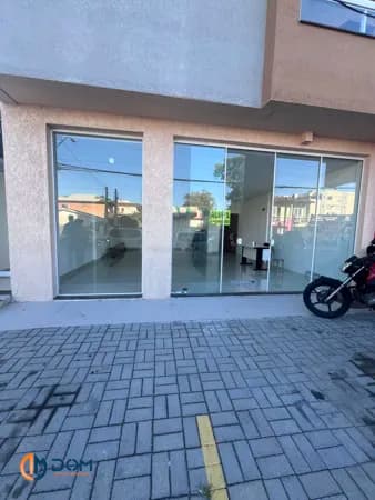 Loja Térrea de esquina em Avenida Comercial - Locação anual a 2 Km da praia dos Ingleses