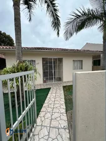 Casa com 80m² á aproximadamente 3km da Praia dos Ingleses.
