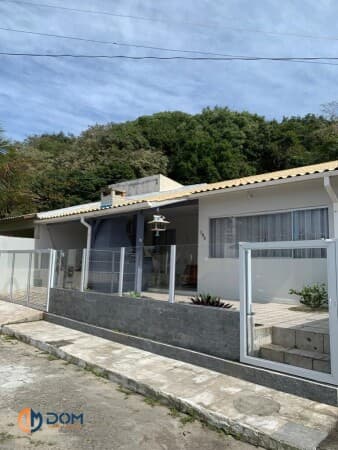 Casa Mobiliada com apartamento nos fundos, á aproximadamente 300 metros da praia dos Ingleses;