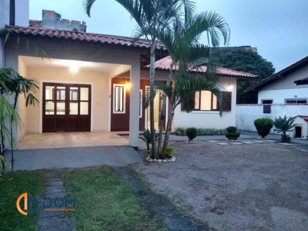 Casa Padrão - aproximadamente a 3km da praia dos Ingleses