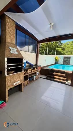 Sobrado mobiliado, com 110m² de área construída, localizado aproximadamente 2,9km da praia dos Ingleses, Florianópolis/SC.