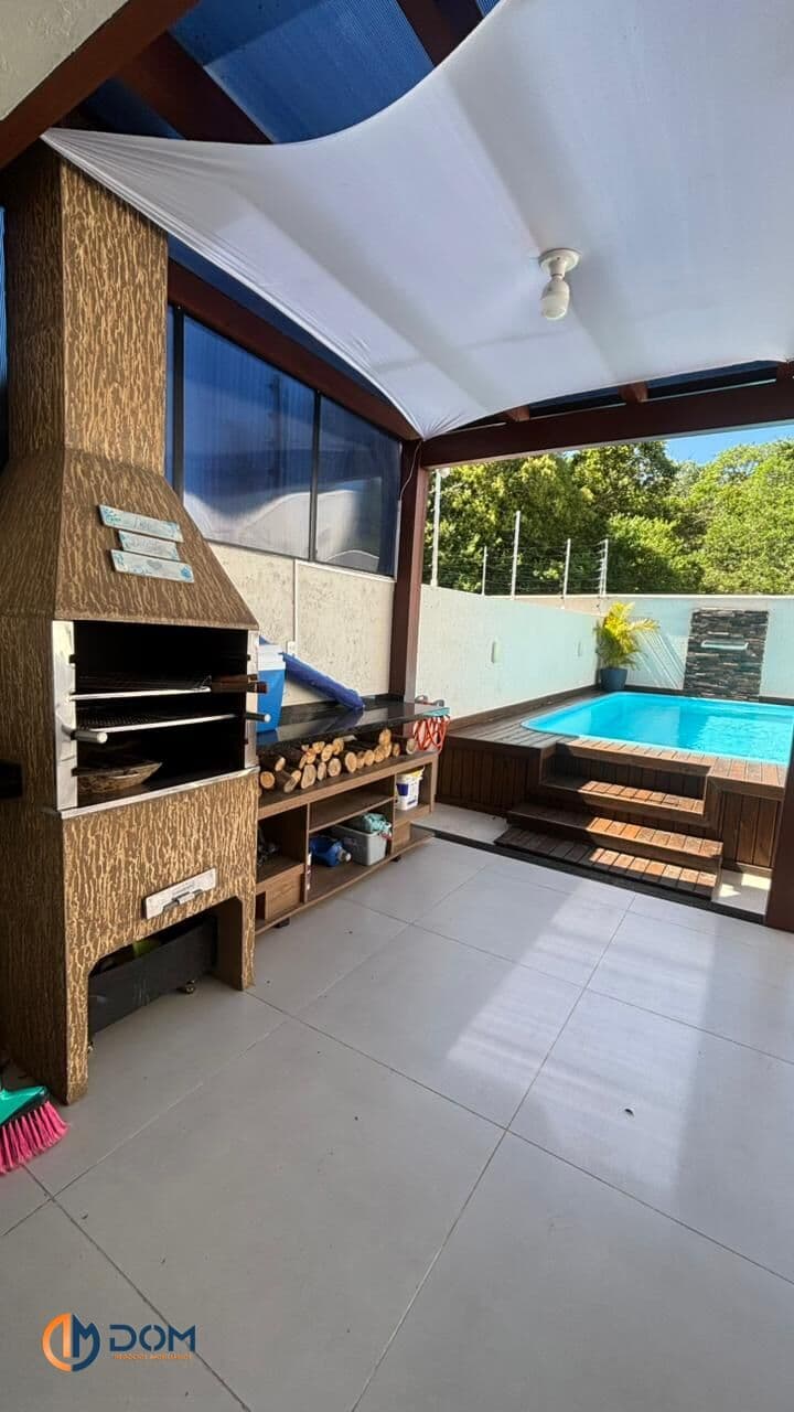 Sobrado mobiliado, com 110m² de área construída, localizado aproximadamente 2,9km da praia dos Ingleses, Florianópolis/SC.