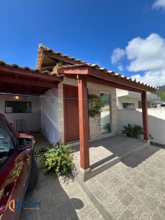 Excelente casa com 03 dormitórios (01 suíte) no Rio Vermelho