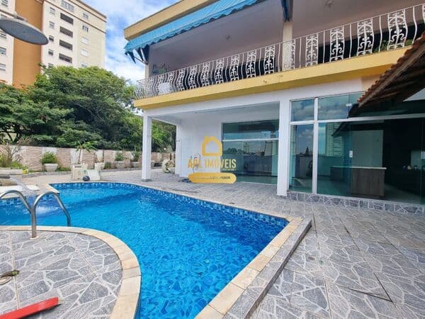 CASA COM PISCINA
