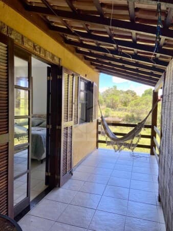 Casa com Pérgola e Jardim Encantador
