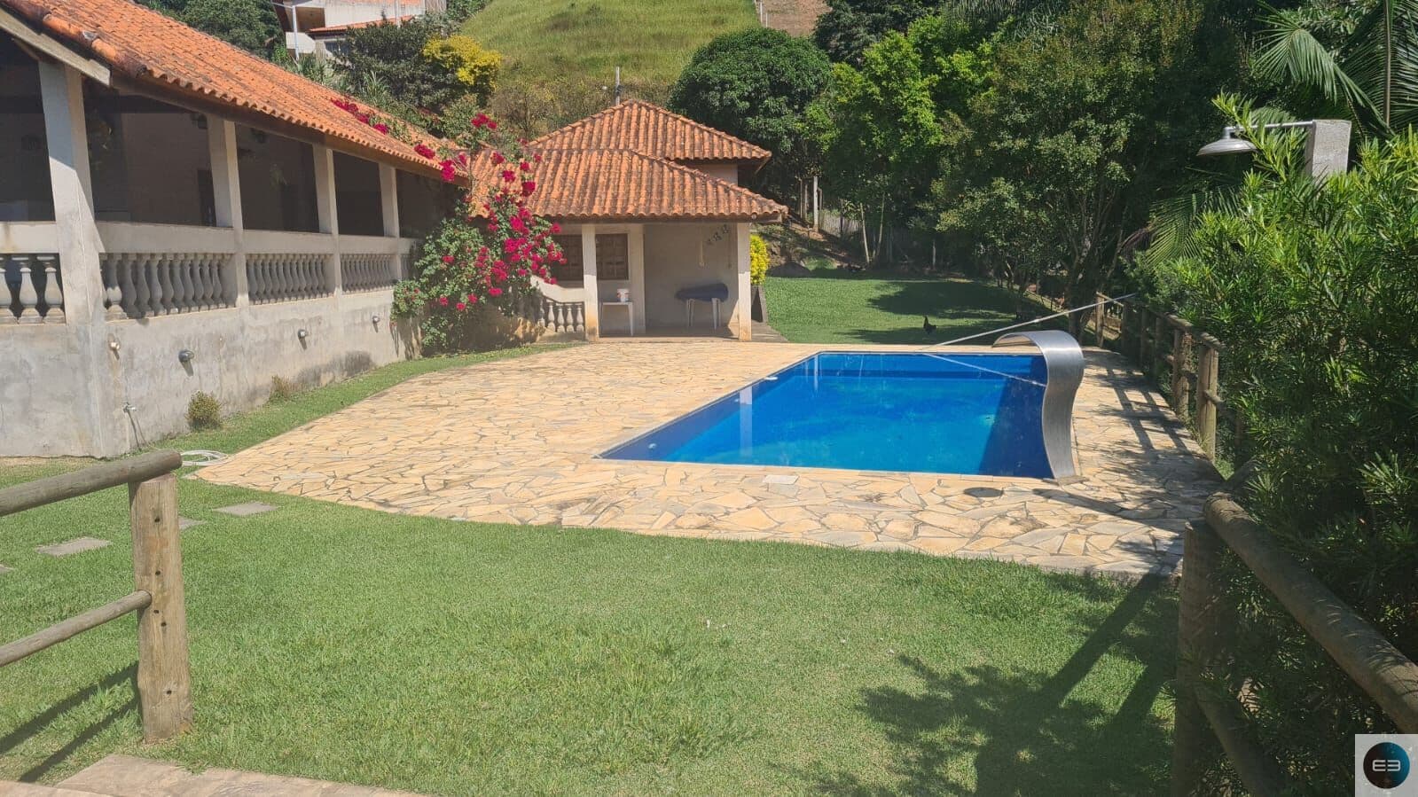 Chácara com lago e piscina