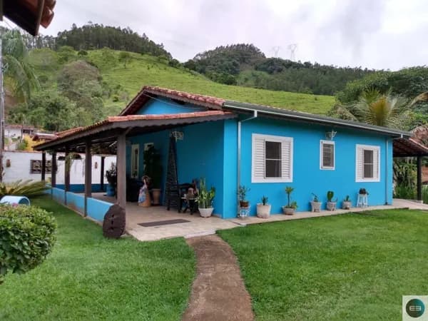 Chácara com lago em Jambeiro