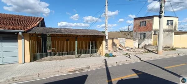 Tres casas em um terreno