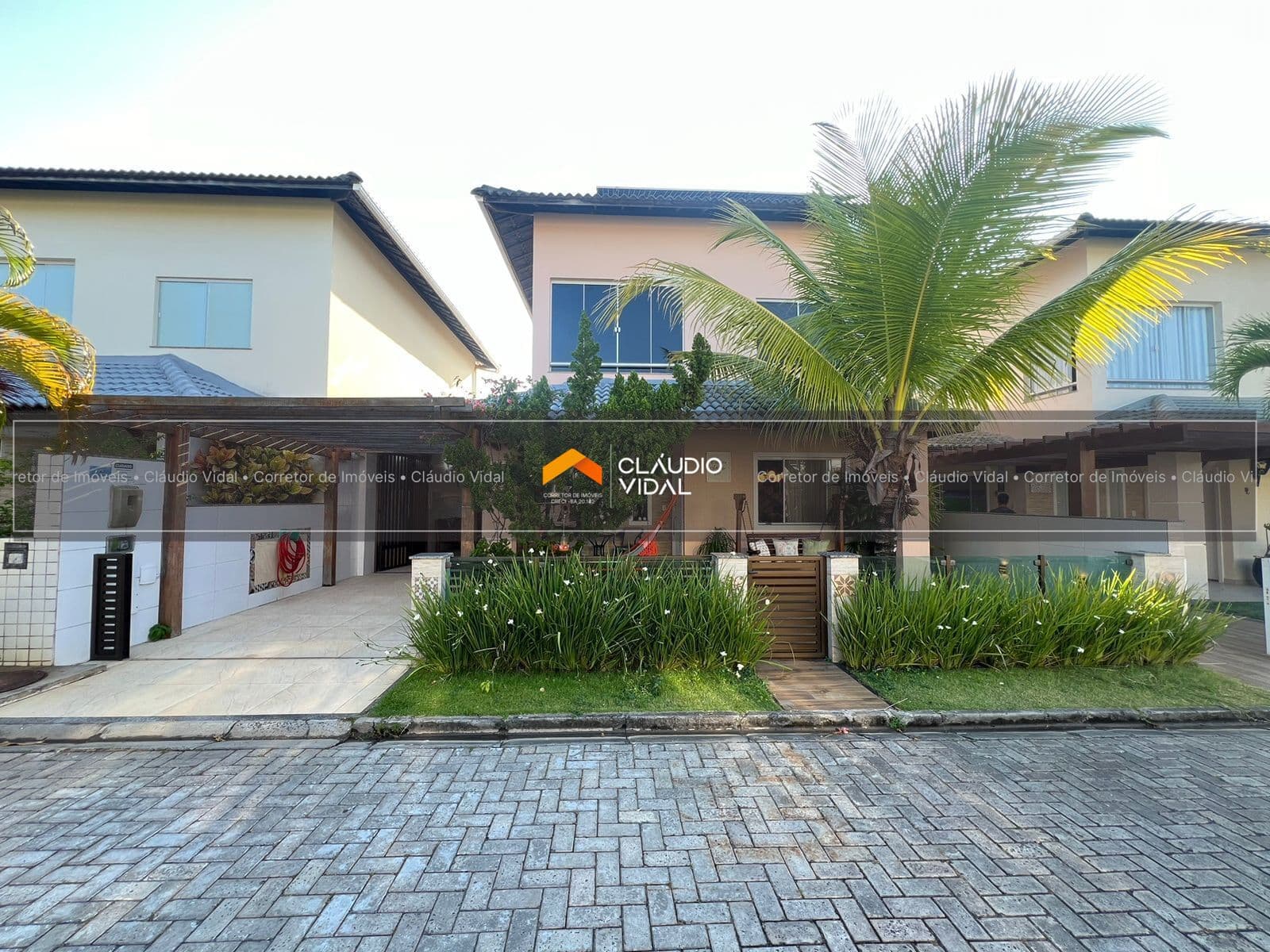 Casa duplex em condomínio com 250 m², 4/4 em Buraquinho, Lauro de Freitas - BA