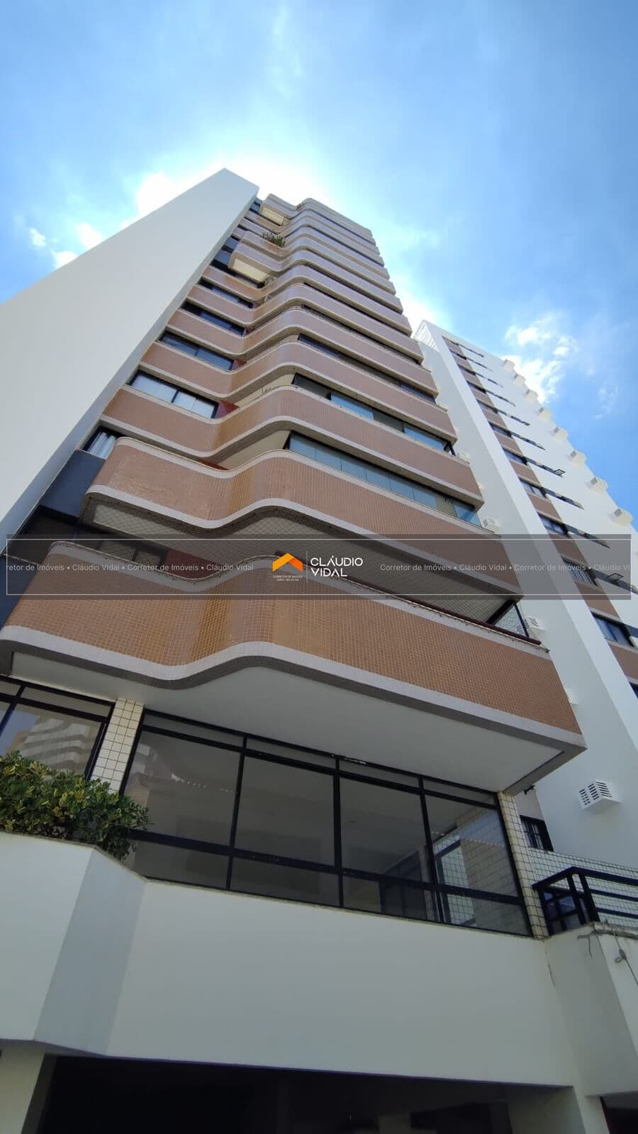 Excelente apartamento com 4/4 com dependências no Lot. Aquarius (Pituba
