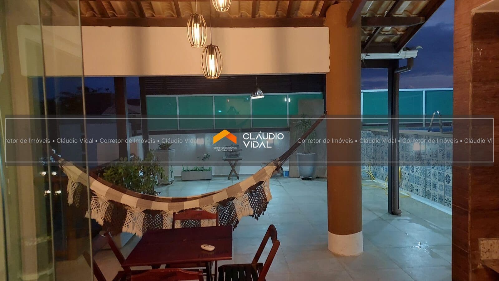 Espaçosa Cobertura com 162m² em Buraquinho - 3 Quartos (1 Suíte)