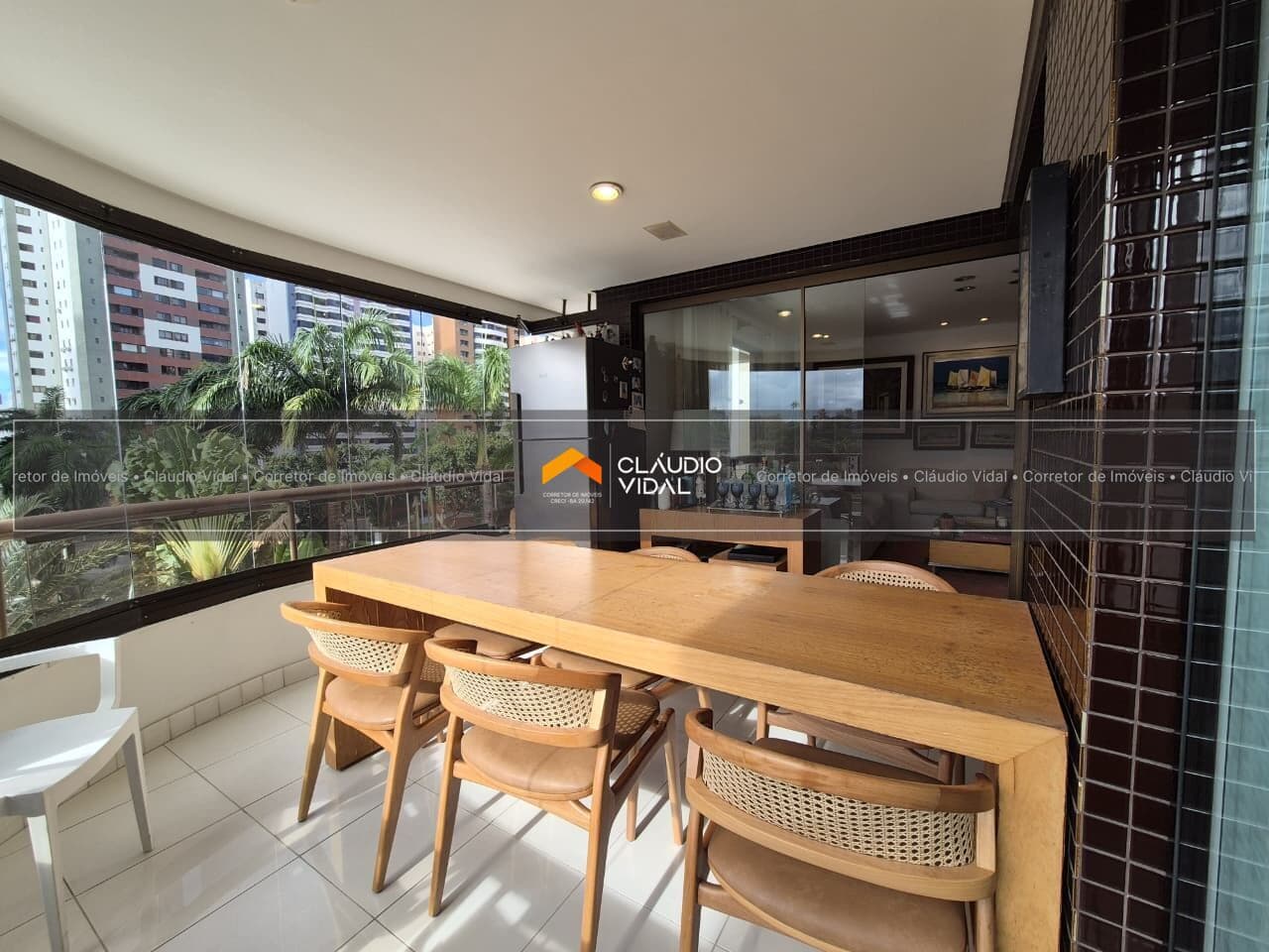 Lindíssimo apartamento decorado com 4/4 (3 suítes) no Pituba Ville