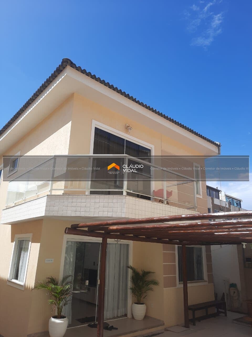 Casa duplex de condomínio com 152 m2, 4/4 (3 suítes) a 50 metros do calçadão de Vilas