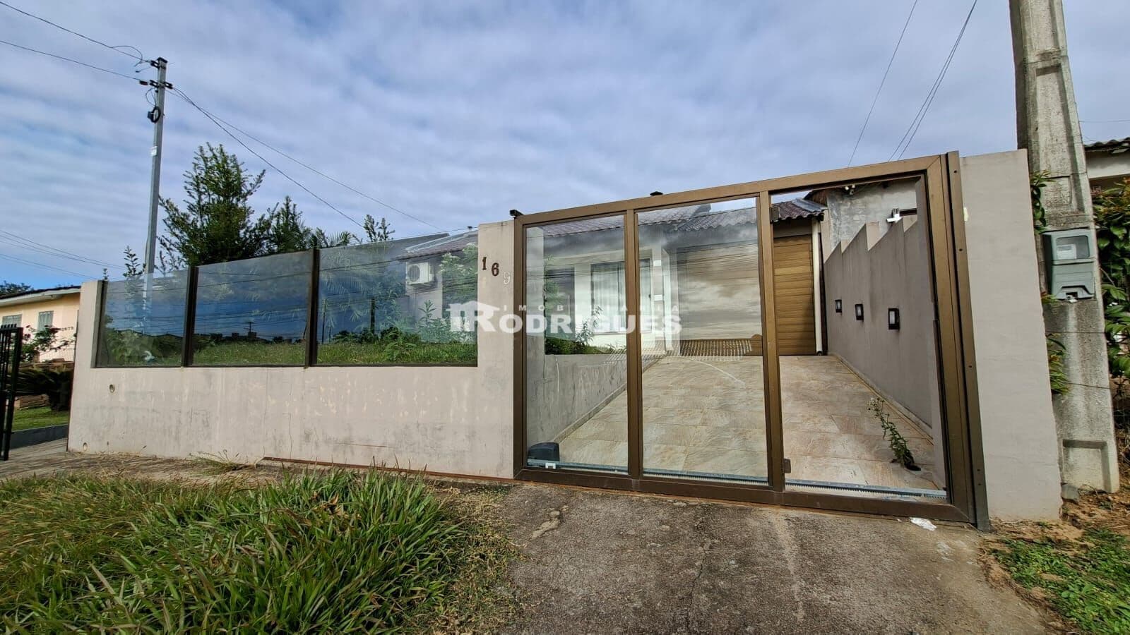 Casa de Alto Padrão com Piscina, Placa Solar e Móveis Planejados