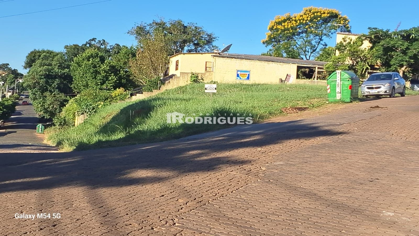 Terreno em ótima localização, ideal para comércio e residência, de esquina, ambas as ruas pavimentadas