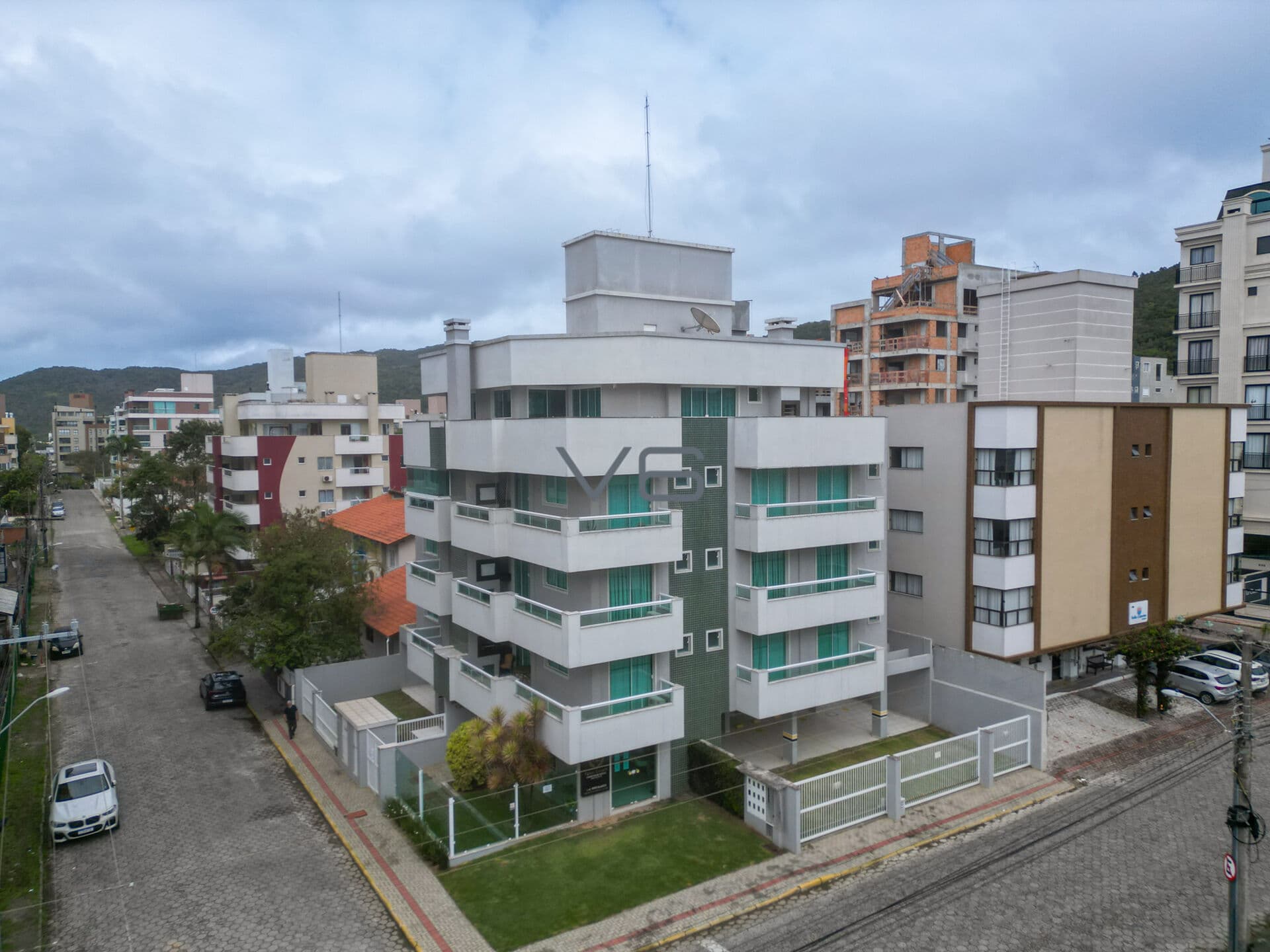 Cobertura mobiliada com 3 Quartos, 2 Vagas de Garagem, 234,93m² Privativos, em Bombas, Bombinhas - SC.