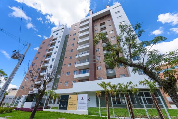 Apartamento padrão com 3 suítes, 77m² privativos, sacada com churrasqueira, no São Francisco, Curitiba - PR.