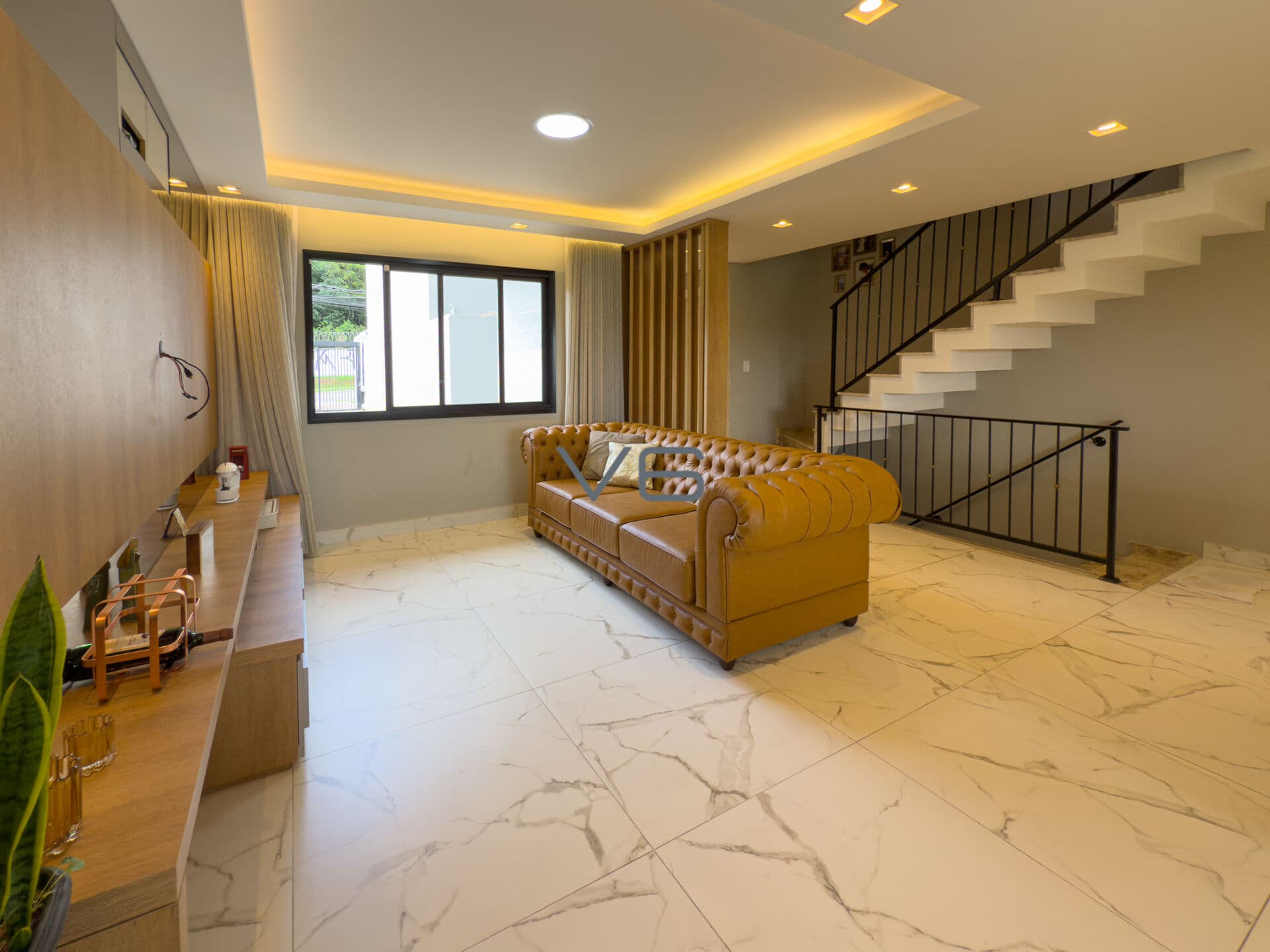 Casa Sobrado com 142m² privativos, 3 quartos, 7 vagas de garagem, no Umbará, Curitiba - PR.