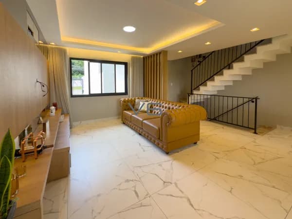 Casa Sobrado com 142m² privativos, 3 quartos, 7 vagas de garagem, no Umbará, Curitiba - PR.