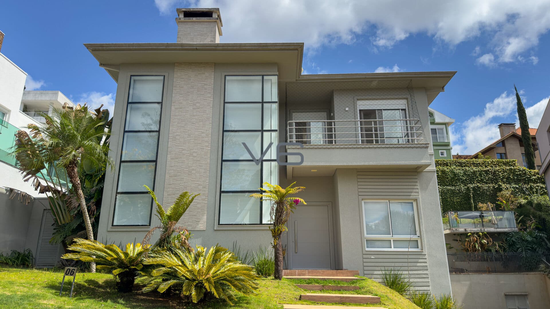 Casa Alto Padrão em Condomínio com 4 Quartos - 2 Suítes - 4 Vagas de garagem - 500m² privativos - no Campo Comprido, Curitiba-PR.