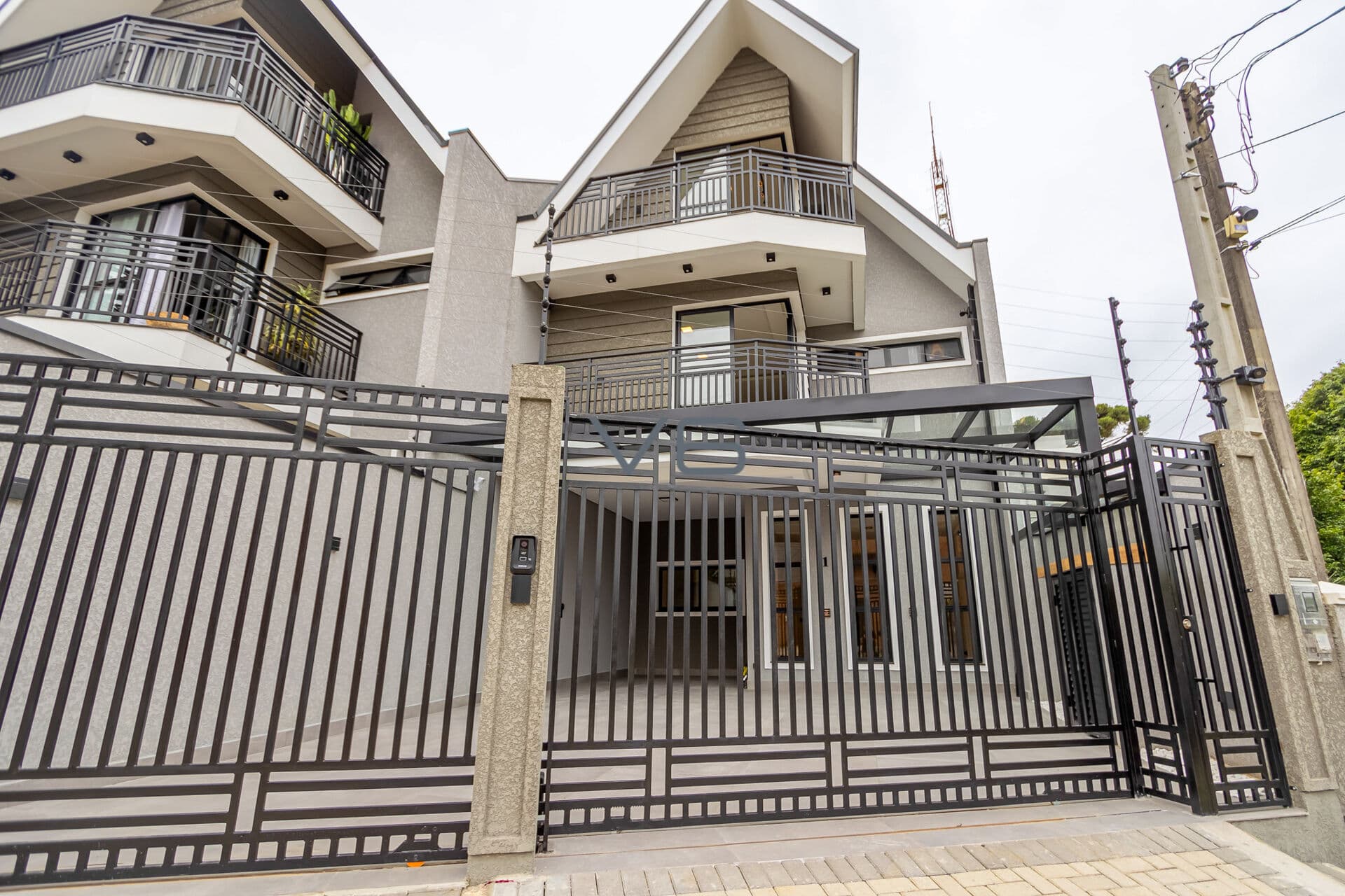 Triplex Alto Padrão com 3 Quartos - 1 Suíte Master - 3 Vagas de Garagem - 227m² Privativos - no Vista Alegre,Curitiba-PR.